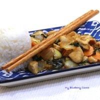 Kurczak stir fried z tajską bazylią (Pad Kra Proaw)