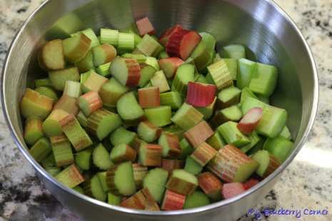 Słodkie bułki z rabarbarem